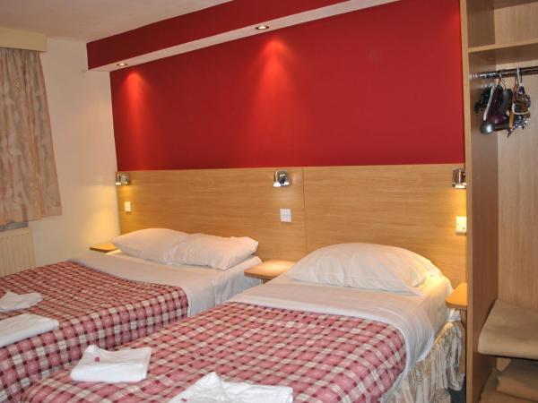 Carlton Hotel : photo 8 de la chambre chambre lits jumeaux avec toilettes et douche