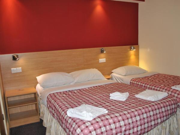 Carlton Hotel : photo 5 de la chambre chambre triple avec douche et toilettes privatives