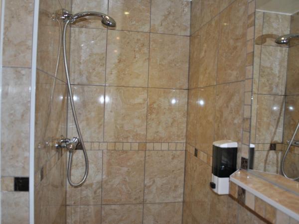 Carlton Hotel : photo 10 de la chambre chambre familiale avec douche et toilettes privatives