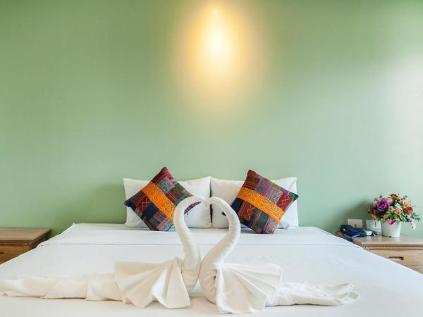 At Ruam Chok Hotel : photo 5 de la chambre chambre deluxe double ou lits jumeaux