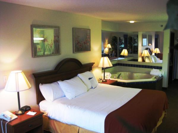 Baymont by Wyndham Indianapolis : photo 8 de la chambre suite lit king-size avec jacuzzi - non-fumeurs