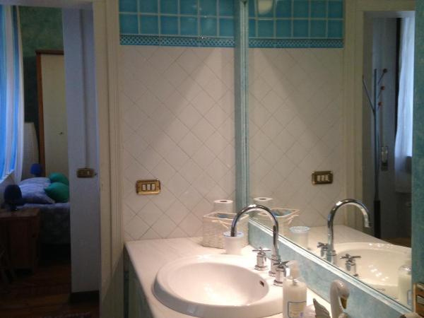 B&B Al Santo : photo 5 de la chambre chambre familiale avec salle de bains privative