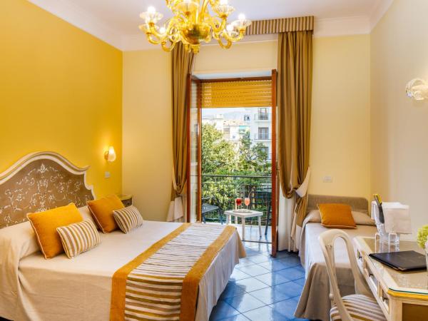 Hotel Zi' Teresa : photo 1 de la chambre chambre quadruple avec balcon