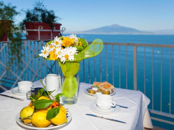 Hotel Settimo Cielo : photo 4 de la chambre chambre triple avec balcon - vue sur mer