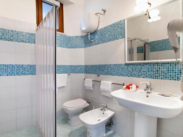 Hotel Settimo Cielo : photo 3 de la chambre chambre triple - vue sur mer