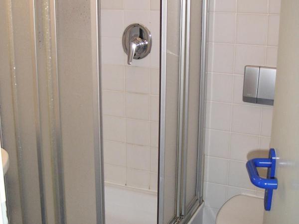 Jugendherberge Bonn : photo 2 de la chambre chambre simple avec salle de bains privative