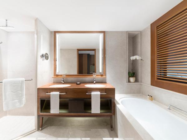 Shangri-La Singapore : photo 4 de la chambre logement lit king-size deluxe - aile jardin - vue sur ville