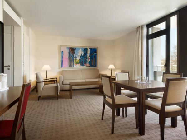 Ramada Nürnberg Parkhotel : photo 3 de la chambre suite lit king-size – non-fumeurs