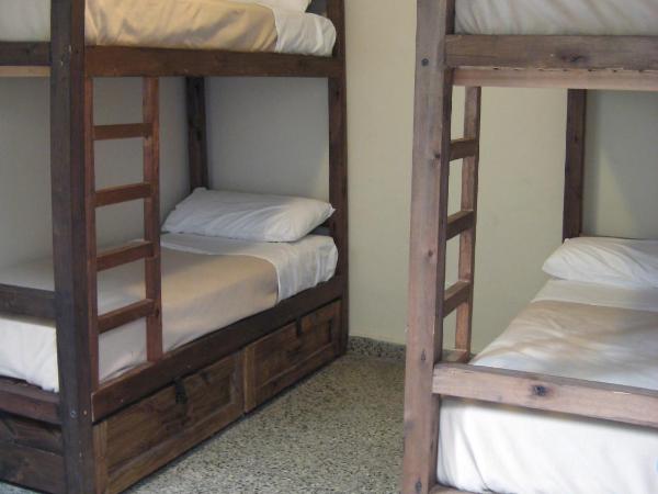 Sabatico Travelers Hostel & Guesthouse : photo 2 de la chambre lit simple dans dortoir mixte de 4 lits