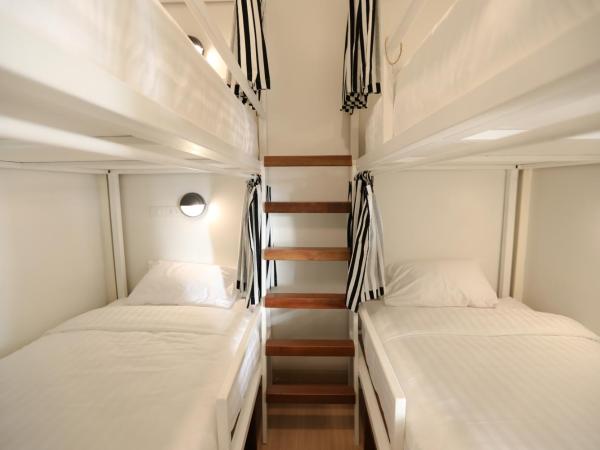 Hostel Lullaby Non-Smoking : photo 2 de la chambre lit dans dortoir mixte de 6 lits