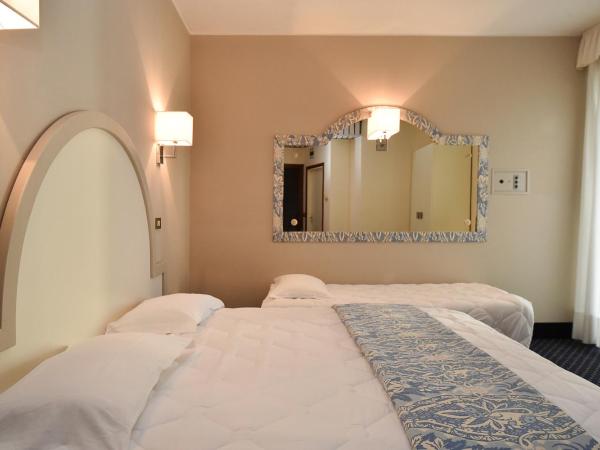 Hotel Anthony : photo 3 de la chambre chambre triple classique avec balcon - vue latérale sur mer