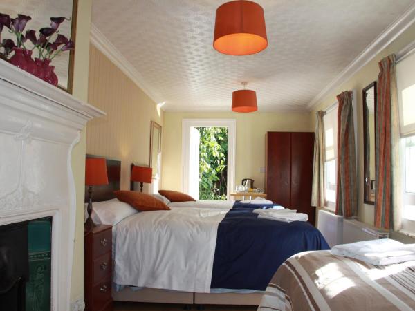 Ambassador Hotel : photo 6 de la chambre chambre quadruple avec salle de bains privative