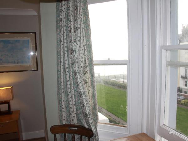 Ambassador Hotel : photo 2 de la chambre chambre triple avec salle de bains privative