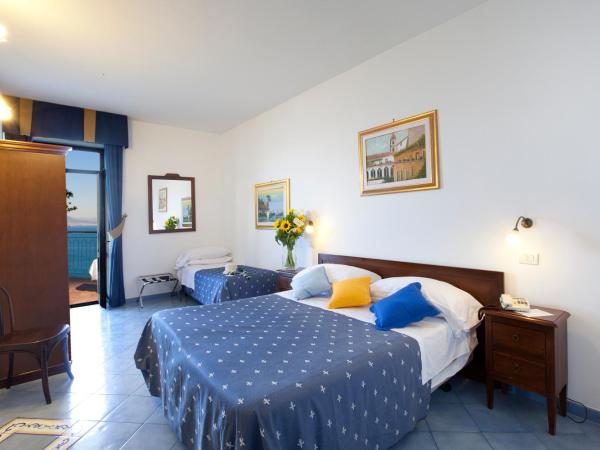 Hotel Settimo Cielo : photo 2 de la chambre chambre triple avec balcon - vue sur mer