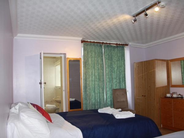 Ambassador Hotel : photo 2 de la chambre chambre quadruple avec salle de bains privative