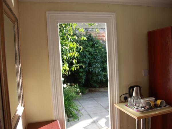 Ambassador Hotel : photo 1 de la chambre chambre quadruple avec salle de bains privative