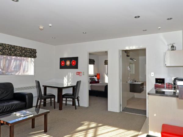 Dunedin Palms Motel : photo 1 de la chambre suite lit king-size avec baignoire spa