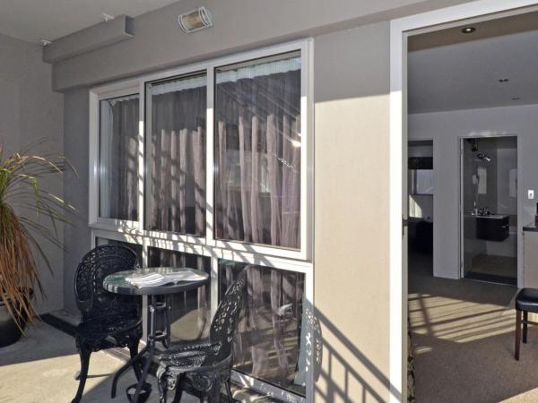 Dunedin Palms Motel : photo 3 de la chambre suite lit king-size avec baignoire spa