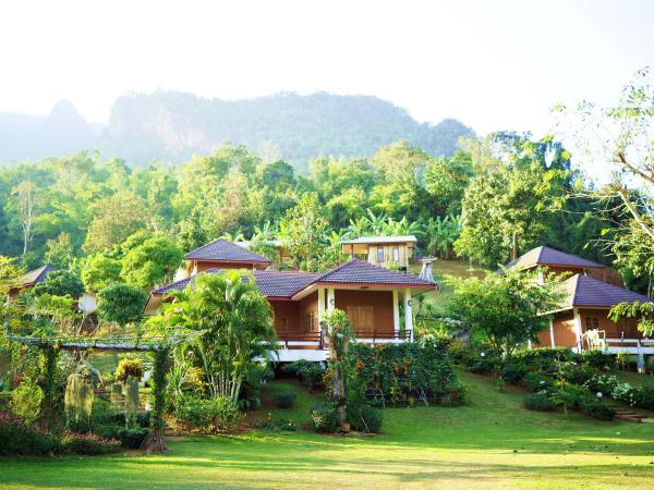 Saen Kam Resort : photo 9 de la chambre chambre familiale - vue sur jardin