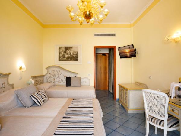 Hotel Zi' Teresa : photo 1 de la chambre chambre triple - vue sur mer