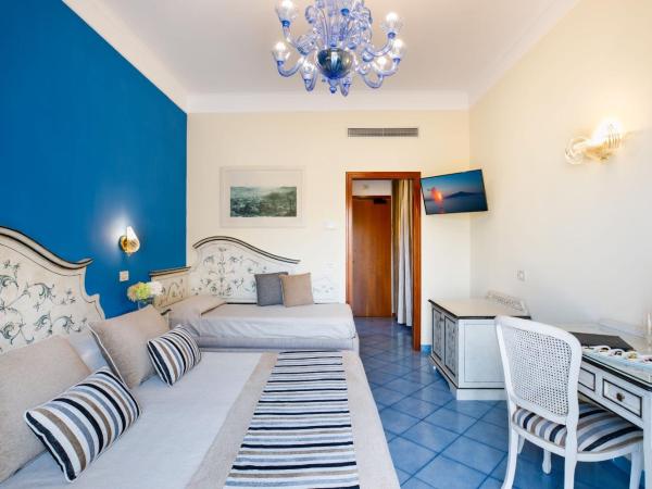 Hotel Zi' Teresa : photo 1 de la chambre chambre triple avec balcon