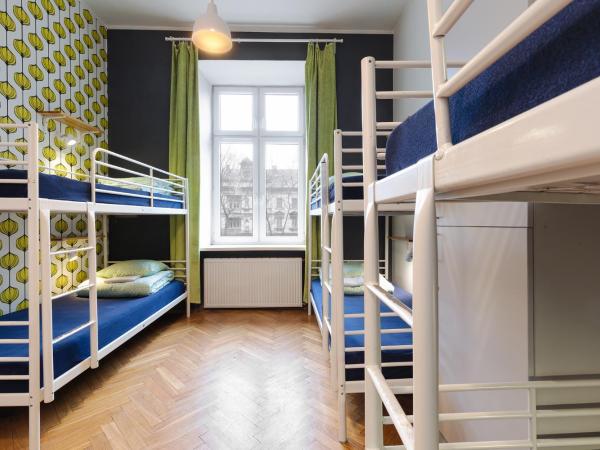 Atlantis Hostel : photo 1 de la chambre chambre pour 6 personnes avec salle de bains commune