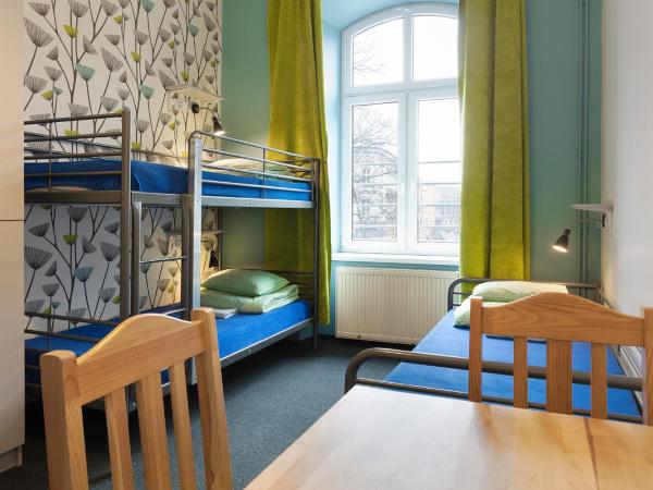 Atlantis Hostel : photo 2 de la chambre chambre quadruple avec salle de bains commune