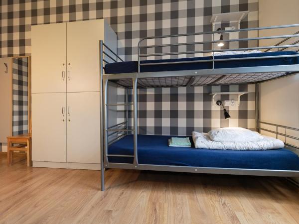 Atlantis Hostel : photo 2 de la chambre lit dans dortoir de 4 lits avec salle de bains commune