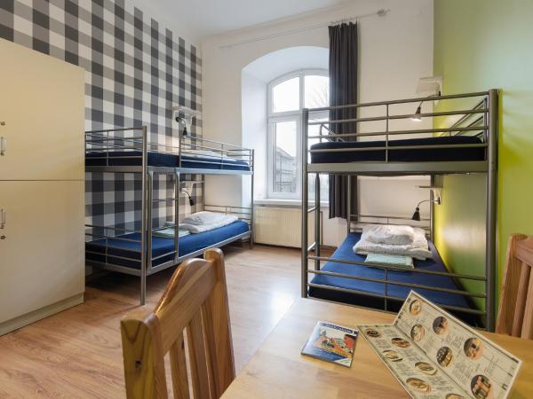 Atlantis Hostel : photo 1 de la chambre chambre pour 6 personnes avec salle de bains privative