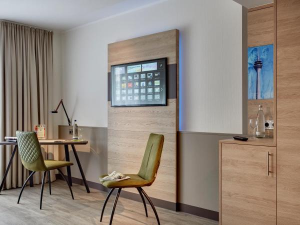 Lindner Hotel Dusseldorf Airport, part of JdV by Hyatt : photo 7 de la chambre chambre lit queen-size deluxe