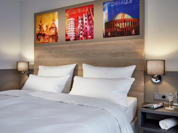 Lindner Hotel Dusseldorf Airport, part of JdV by Hyatt : photo 9 de la chambre chambre lit queen-size deluxe