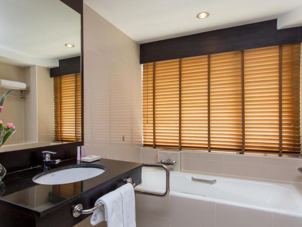 Ramada Plaza by Wyndham Bangkok Menam Riverside : photo 5 de la chambre grande chambre lits jumeaux deluxe - accessible aux personnes à mobilité réduite