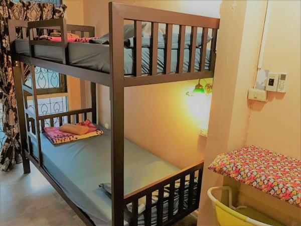 Pailin Guest House : photo 2 de la chambre chambre lits jumeaux Économique