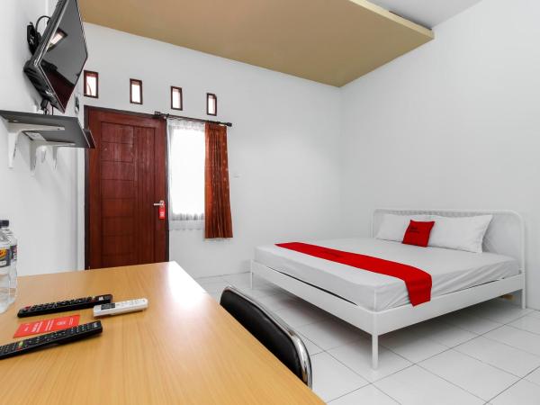 RedDoorz @ Jagakarsa 2 : photo 1 de la chambre chambre double