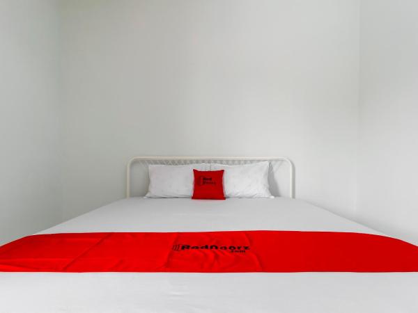 RedDoorz @ Jagakarsa 2 : photo 5 de la chambre chambre double