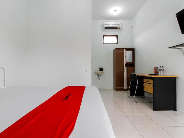RedDoorz @ Jagakarsa 2 : photo 6 de la chambre chambre double