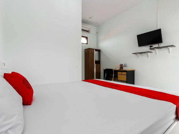 RedDoorz @ Jagakarsa 2 : photo 4 de la chambre chambre double