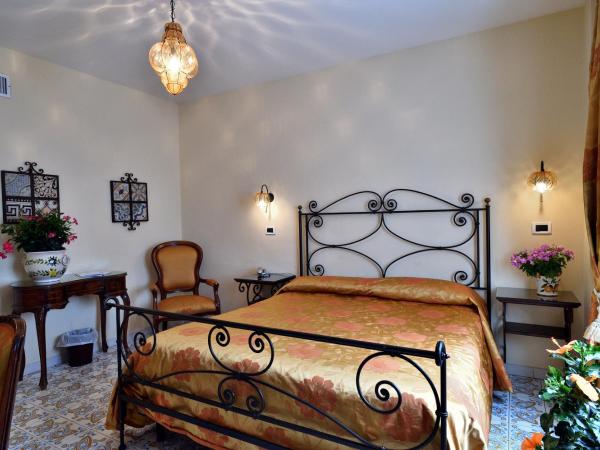 Hotel La Tonnarella : photo 4 de la chambre chambre double