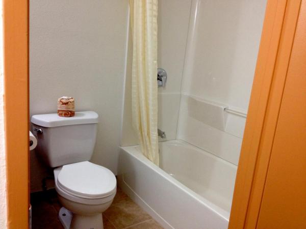 Harvey's Motel SDSU La Mesa San Diego : photo 6 de la chambre chambre avec 2 lits queen-size - fumeurs