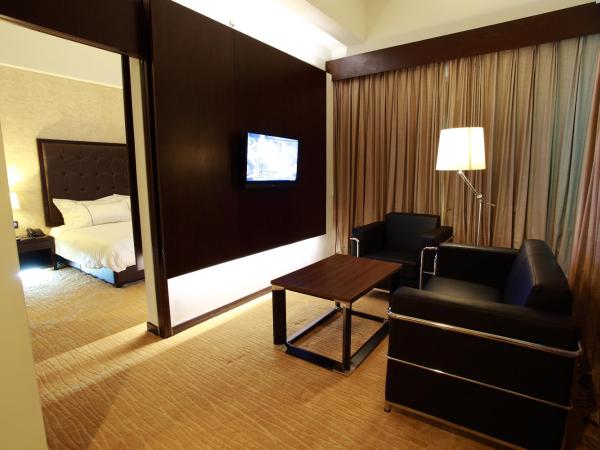 Symphony Suites Hotel : photo 3 de la chambre suite deluxe avec lit king-size