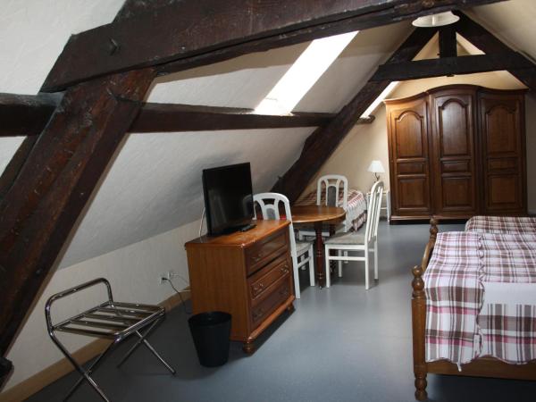 Hôtel République : photo 3 de la chambre chambre familiale