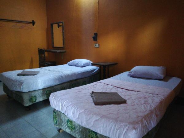 Chian Guesthouse : photo 1 de la chambre grande chambre lits jumeaux avec ventilateur