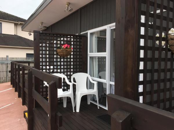 Bucklands Beach Waterfront Motel : photo 1 de la chambre studio accessible aux personnes à mobilité réduite - vue sur jardin