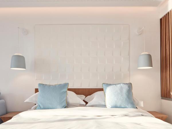 Myconian Korali Relais & Chateaux : photo 7 de la chambre chambre double de luxe - inopos - vue sur terres