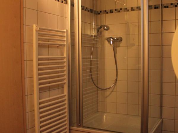 Hostel Alex 30 : photo 4 de la chambre chambre quadruple avec salle de bains commune