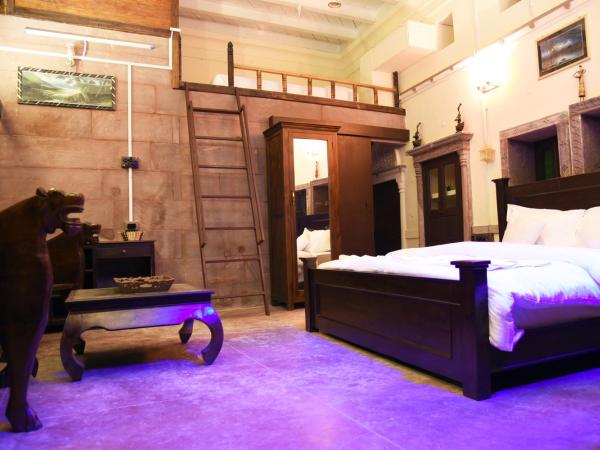 The Thikana Heritage : photo 5 de la chambre suite lit king-size avec balcon