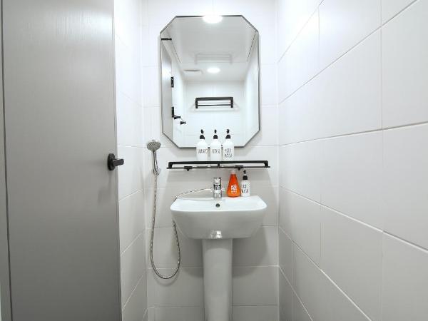 Heima Guesthouse Hongdae : photo 1 de la chambre chambre simple avec salle de bains privative