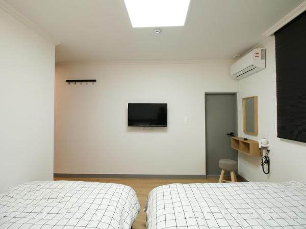 Heima Guesthouse Hongdae : photo 10 de la chambre chambre triple avec salle de bains privative