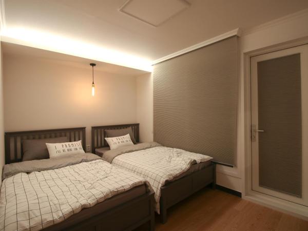 Heima Guesthouse Hongdae : photo 4 de la chambre chambre lits jumeaux avec salle de bains privative