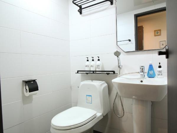 Heima Guesthouse Hongdae : photo 8 de la chambre chambre lits jumeaux avec salle de bains privative